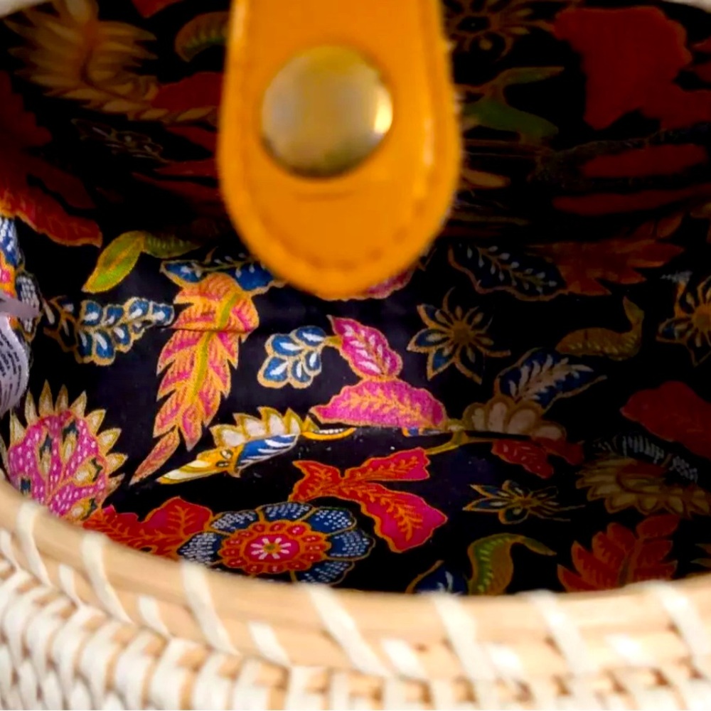 Nantucket Style Large Crossbody Woven Rattan Bag - Picture 5 of 16